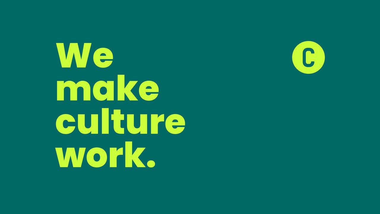 Der Schriftzug "We make culture work." mit dem Castenow-Logo auf grünem Hintergrund.
